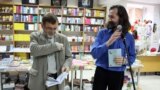 Matei Vișniec cu Emil Galaicu-Paun la Librăria Editurii Cartier la Chișinău în 2012