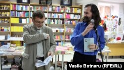 Matei Vișniec cu Emil Galaicu-Paun la Librăria Editurii Cartier la Chișinău în 2012