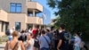Građani protestuju ispred zgrade Hitne pomoći u Novom Sadu, 5. septembar 2025. 