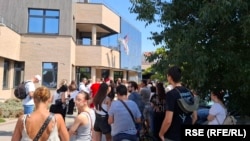 Građani protestuju ispred zgrade Hitne pomoći u Novom Sadu, 5. septembar 2025. 
