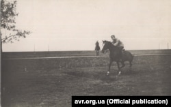 Кавалерист (ймовірно, сотник УГА Ріхард Ярий) випробовує коня перешкодою