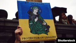 Плакат із зображенням «святого Джавеліна» на акції протесту проти російського вторгнення до України. Лондон, Велика Британія, 5 березня 2022 року