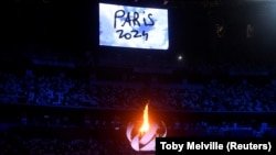 Olimpijska baklje i 'Pariz 2024' prikazano na velikom ekranu tokom ceremonije zatvaranja Olimpijskih igara u Tokiju 2020. Japan - 8. august 2021.