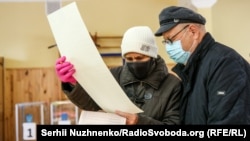 Місцеві вибори 2020 в Україні. Голосування на виборчих дільницях у Києві, ілюстраційне фото