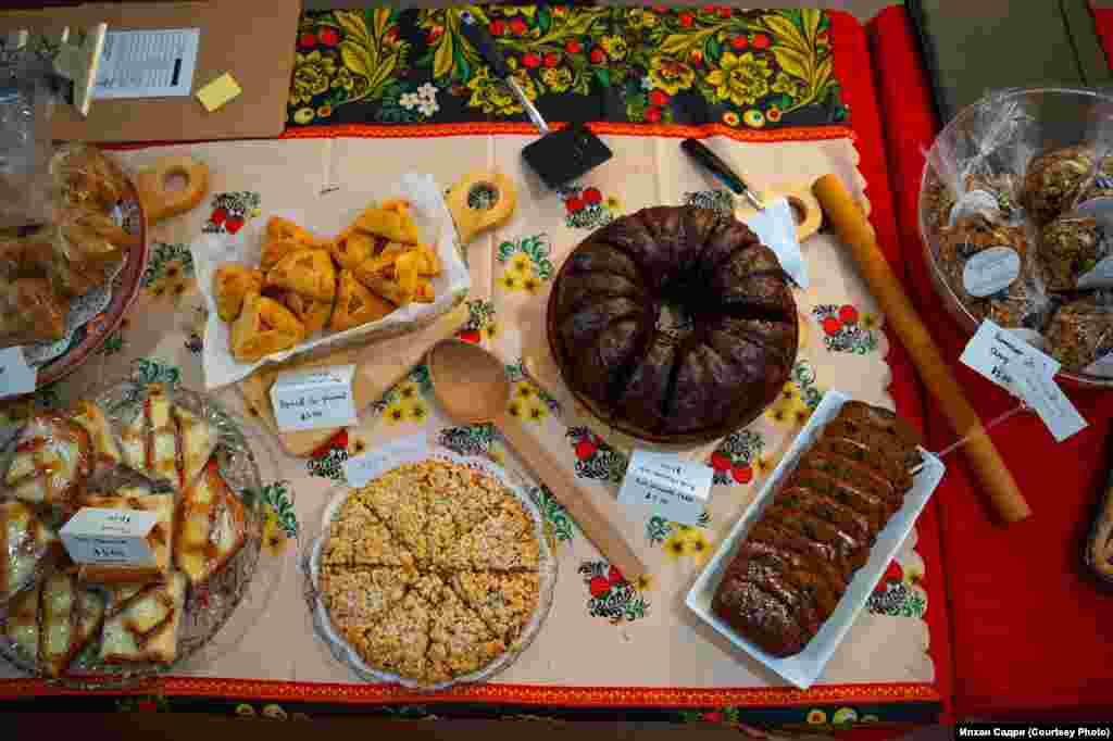 Өстәл ризыктан сыгылып торды