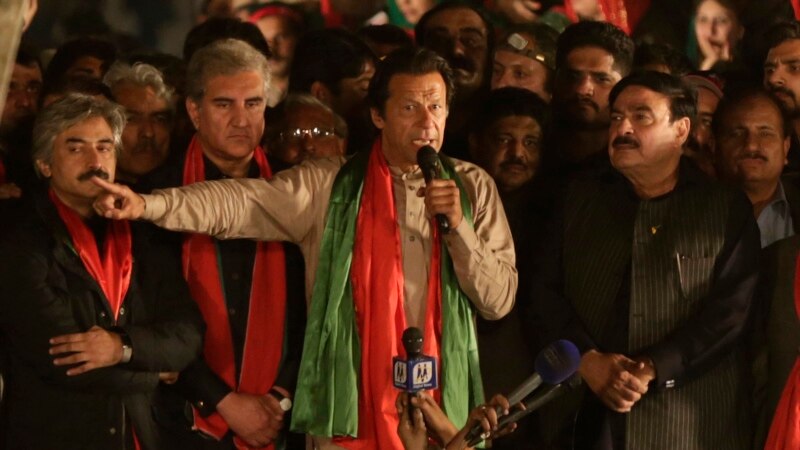 انتخاباتي کمېشن عمران خان د ۵ کلونو لپاره نااهله کړی دی