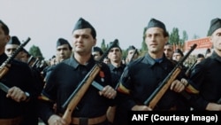 „Gărzi muncitorești” defilează în cadrul paradei militare din 23 August 1984, adică civili. În acest timp, militarii jucau rol de muncitori, țărani și constructori.