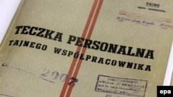 Папка, содержащая досье на бывшего президента Польши Леха Валенсу о том, что он был агентом тайной полиции ПНР, из архива Института национальной памяти в Варшаве. 22 февраля 2016 года.