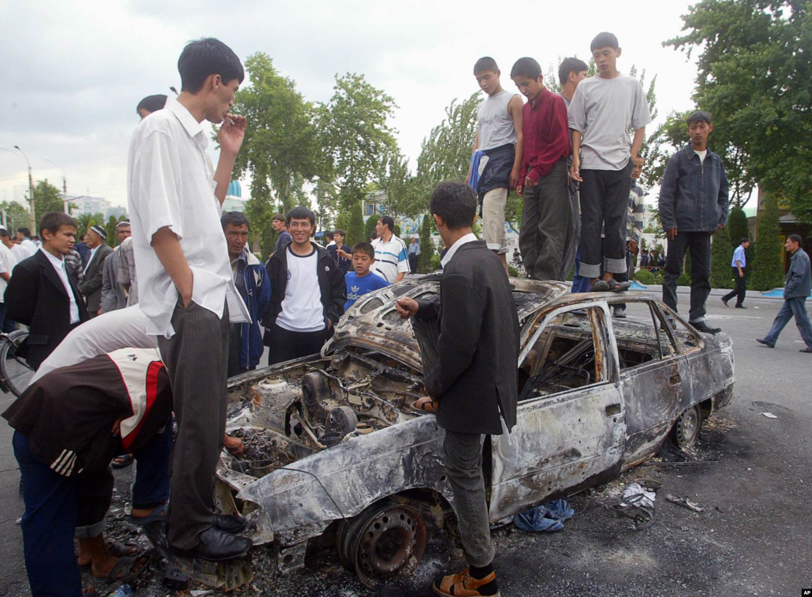 Жұрт өртенген көліктің жанында тұр. 13 мамыр 2005 жыл. 
