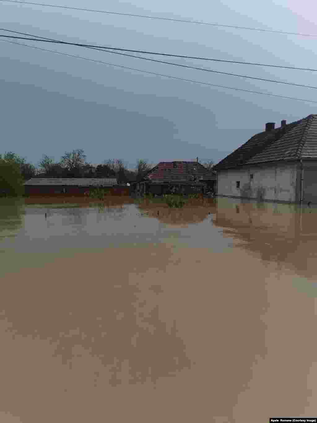 Inundațiile puternice au acoperit toate drumurile cu apă