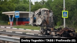 Российский грузовик, сожженный в результате атаки Сил обороны Украины на трассе у оккупированного РФ Донецка, 19 июня 2026 года
