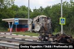 Российский грузовик, сожженный в результате атаки Сил обороны Украины на трассе у оккупированного РФ Донецка, 19 июня 2026 года