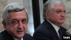 Ermənistan prezidenti Serj Sarkisyan (solda) və xarici işlər naziri Edvard Nalbandyan