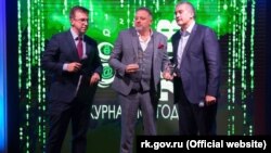 Олег Крючков (в центрі) з Сергієм Аксеновим