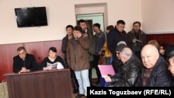 Перед началом суда. Крайний слева - лидер Коммунистической партии Толеубек Махыжанов. Алматы, 25 февраля 2015 года.