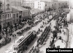 Trupe poloneze în marș la Kiev, în mai 1920.