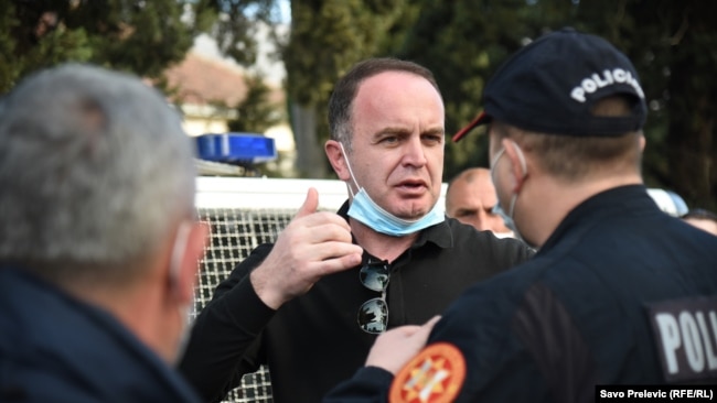 Predsjednik Opštine Tuzi Nik Đeljošaj (u sredini) na okupu građana u Tuzima (25. februar)