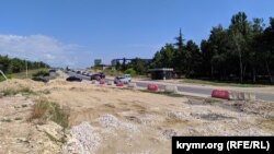 Работы по расширению этого участка Камышовского шоссе остановлены на стадии подсыпки щебнем, июль 2019 года