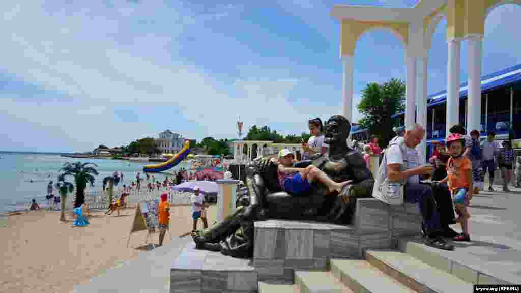 Отдыхающие под аркой городской набережной имени Горького. 