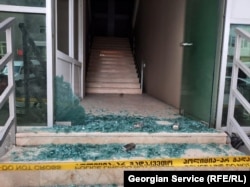 გამოძიება ბათუმის ოფისებზე თავდამსხმის ფაქტებზეც სისხლის სამართლის კოდექსის 187-ე მუხლით იყო დაწყებული, თუმცა პოლიციას ამ გამოძიებების ფარგლებში არავინ დაუკავებია.