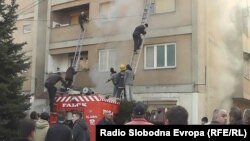 Пожарникари гаснат пожар во станбена зграда во Тетово. 