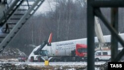 Самолет Airbus A321, выкатившийся за пределы взлетно-посадочной полосы в аэропорту Храброво. Калининград, 4 января 2017 года.