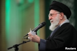 Высший руководитель Ирана, великий аятолла Али Хаменеи выступает перед толпой в Тегеране. 17 января 2026 года