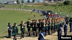 Нельсон Манделаның сүйегін әкеле жатқан салтанатты қарауыл. ОАР, 15 желтосан 2013 жыл.