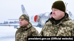 Президент Украины Петр Порошенко и министр обороны Степан Полторак на военном аэродроме в Киевской области. 1 декабря 2018 года.