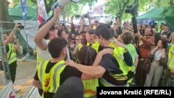 Odluku o određenju blaže mere pritvora aktivistima 28. maja su aplauzom i ovacijama dočekali studenti i građani ispred zgrade suda