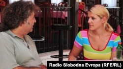 Новинарот на РСЕ Љупчо Јолевски во разговор со диригентката и вокална солистка на „Перпетуум џезиле“ Сандра Фекетија.