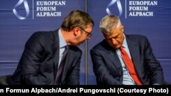 Predsjednici Srbije Aleksandar Vučić (L) i Kosova Hašim Tači (D) na Evropskom forumu Alpbach u Austriji, 25. avgust 2018.