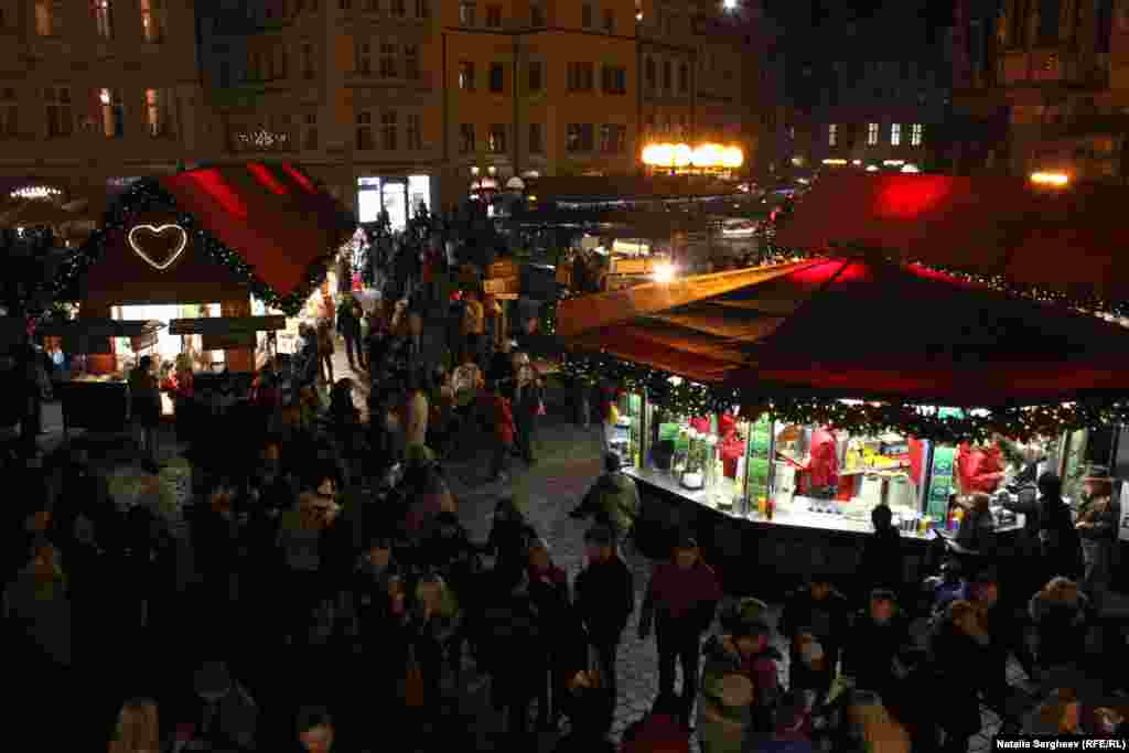 Târgul de Crăciun din Piața Orașului Vechi este animat chiar și la orele târzii. 