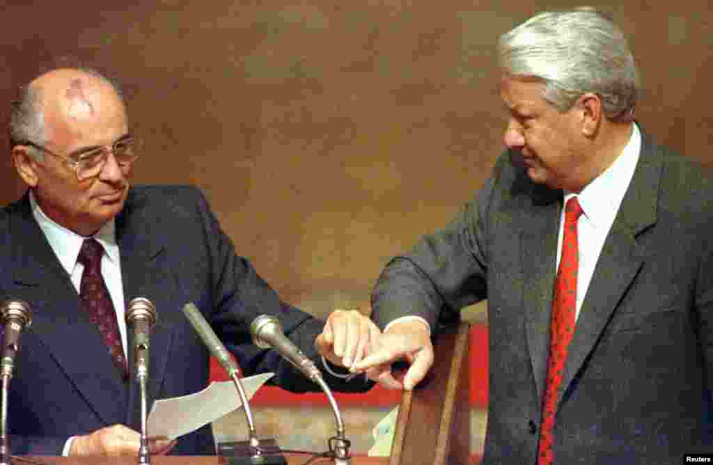 A megaláztatás pillanata: Borisz Jelcin orosz elnök arra kényszeríti Gorbacsovot, hogy olvassa fel az orosz Legfelsőbb Tanács rendkívüli ülésén, 1991. augusztus 23-án Moszkvában a puccskísérlet résztvevőinek nevét