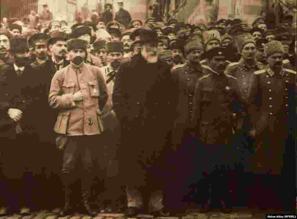 Gürcüstan Demokratik Respublikasının müstəqilliyinin birinci ildönümünü qeyd edən hökumət üzvləri. Onların əksəriyyəti sovet rejimi tərəfindən güllələnəcək və ya sürgün ediləcək