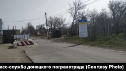 КПВВ в поселке Гнутово под Мариуполем после объявления карантина