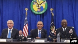 U.S. President Barack Obama (center) takes part in a briefing with Defense Secretary Chuck Hagel (left) and the commander of U.S. Central Command, General Lloyd Austin, at U.S. Central Command in Tampa, Florida, on September 17.