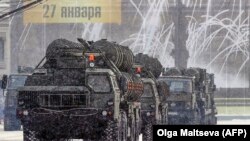 Российские зенитно-ракетные комплексы С-400 на военном параде в Петербурге 27 января 2019 года