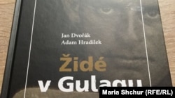 Обкладинка книжки Яна Дворжака та Адама Граділека «Євреї в Гулагу»