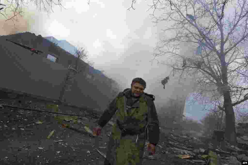 Пожежник серед руїн на околиці Донецька, 3 лютого 2015 року