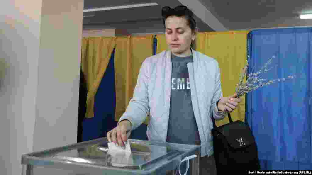 У день виборів в Україні святкують Вербну неділю. Виборці приходили на дільниці із вербою