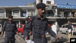 80 человек погибло в результате взрыва террористов-самоубийц на северо-западе Пакистана в городе Шабкадар вблизи границы с Афганистаном у военного тренировочного центра. Десятки человек - ранены. 13.5.11.
