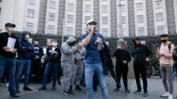 Small business workers demand the government stop the lockdown in Kyiv on April 29.