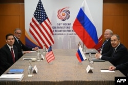 Державний секретар США Марко Рубіо зустрічається з міністром закордонних справ Росії Сергієм Лавровим на полях зустрічі міністрів закордонних справ АСЕАН у Куала-Лумпурі, Малайзія, 10 липня 2025 року
