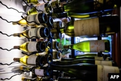 Sticle de vin în frigiderul restaurantului Hamilton din Washington. În așteptarea tarifelor crescute, europenii au expediat peste ocean cât au putut, dar capacitatea de stocare este limitată.