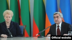 Հայաստանի և Լիտվայի նախագահները Երևանում ասուլիսի ժամանակ, 4-ը մայիսի, 2014թ․