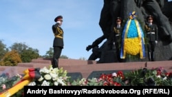 Ілюстративне фото. Квіти біли пам'ятника жертвам розстрілів у Бабиному Яру. Київ, Україна, жовтень 2011 року