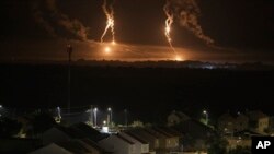 Explozii văzute în Fâșia Gaza din sudul Israelului, joi, 16 noiembrie 2023.
