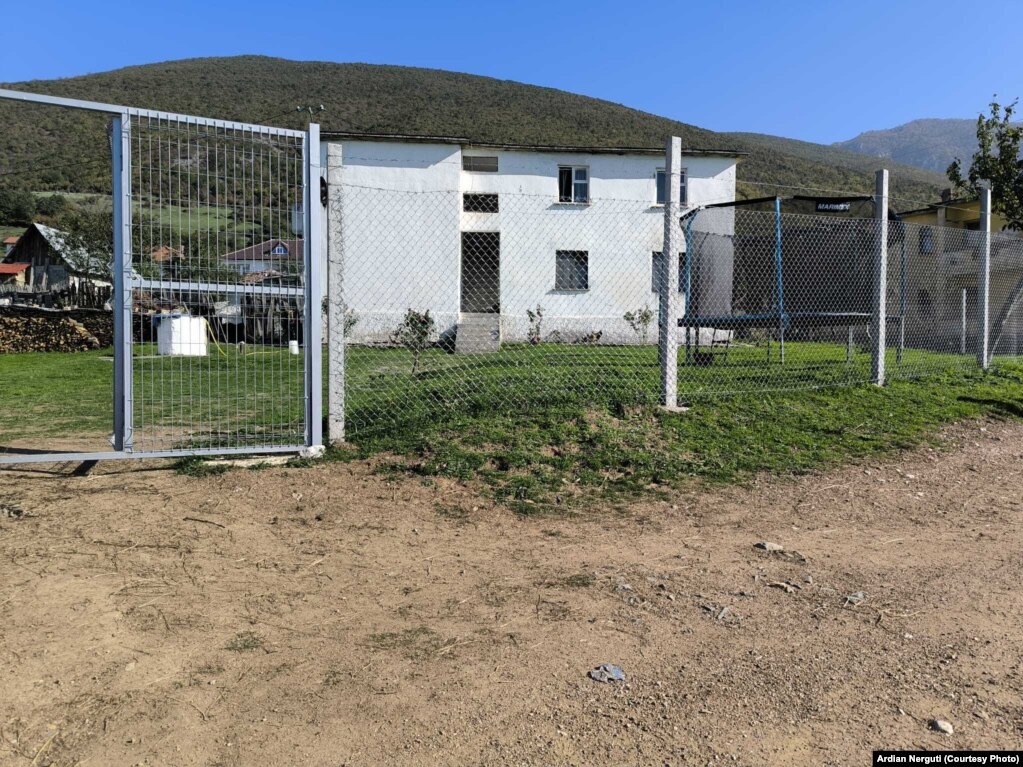 Shtëpia e çiftit Nerguti në fshatin Gjegjan të Kukësit, Shqipëri.