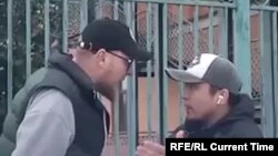 Miqrant taksi sürücüsünün təhqir olunduğu videodan kadr